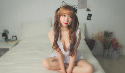 火辣爆乳系女友！中路大开「美乳溢出」，往前倾「深沟超诱人」！